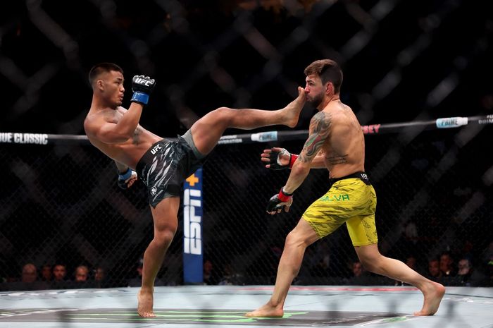 Joshua Van dari Myanmar bertarung melawan Bruno Silva dari Brasil dalam pertarungan kelas terbang dalam UFC 316 di Prudential Center pada 7 Juni 2025 di Newark, New Jersey.
