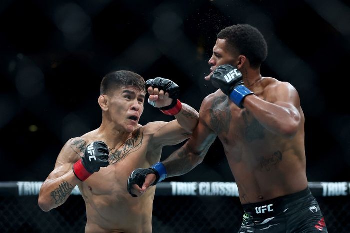 Mario Bautista memberikan kekalahan buat mantan juara Bellator, Patchy Mix (kanan), dalam penampilan perdananya di oktagon di UFC 316, Minggu (8/6/2025) WIB di New Jersey.