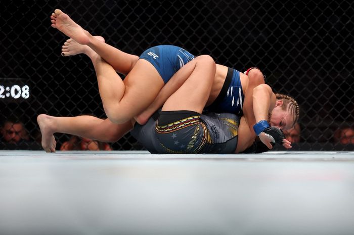 Kayla Harrison dari Amerika Serikat menindih Julianna Pena dari Amerika Serikat dalam pertarungan perebutan gelar juara kelas bantam dalam UFC 316 di Prudential Center, Newark, New Jersey, Amerika Serikat, pada 7 Juni 2025.