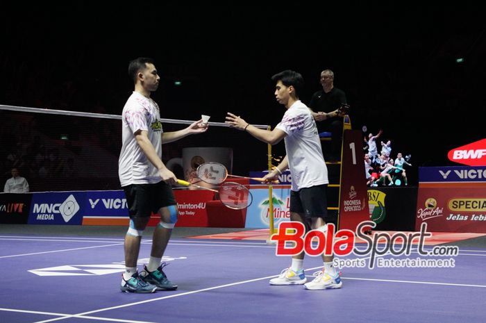 Ganda putra Indonesia, Sabar Karyaman Gutama/Moh Reza Pahlevi Isfahani, saat tampil dalam babak final Indonesia Open 2025 di Istora Senayan, Jakarta, Minggu (8/6/2025).