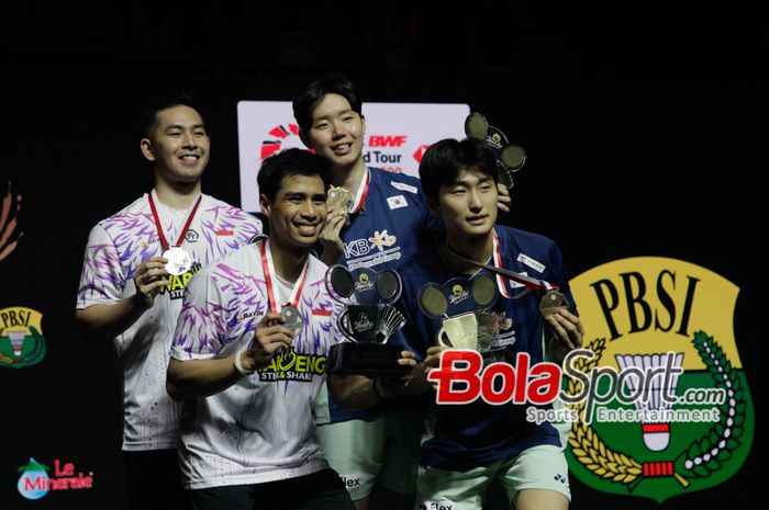Sabar Karyaman Gutama/Moh Reza Pahlevi Isfahani dan Kim Won Ho/Seo Seung Jae saat naik podium Indonesia Open 2025 di Istora Senayan, Jakarta, Minggu (8/6/2025).