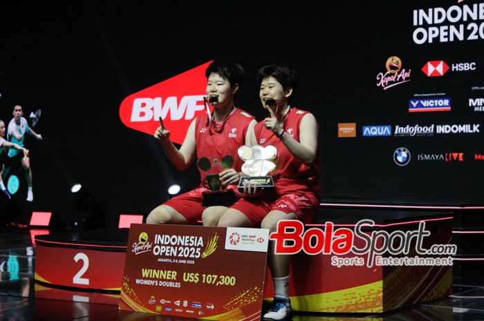 Ganda putri China, Liu Sheng Shu/Tan Ning, meraih juara Indonesia Open 2025 di Istora Senayan, Jakarta, Minggu (8/6/2025).