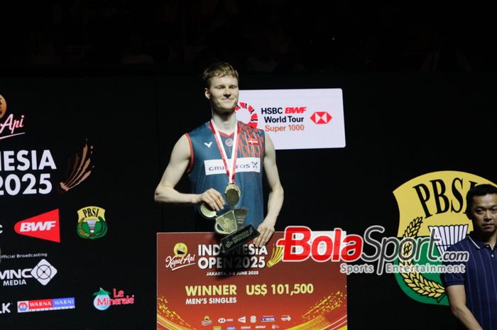 Tunggal putra Denmark, Anders Antonsen, meraih juara Indonesia Open 2025 di Istora Senayan, Jakarta, Minggu (8/6/2025).