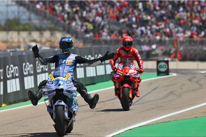 Selebrasi rider Gresini Racing, Alex Marquez usai finis di tempat kedua pada MotoGP Aragon 2025 dengan dibayangi kakaknya, Marc Marquez