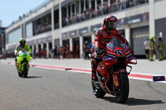 Momen pembalap Ducati Francesco Bagnaia sedang berada di pitlane menjelang kualifikasi MotoGP Aragon 2025