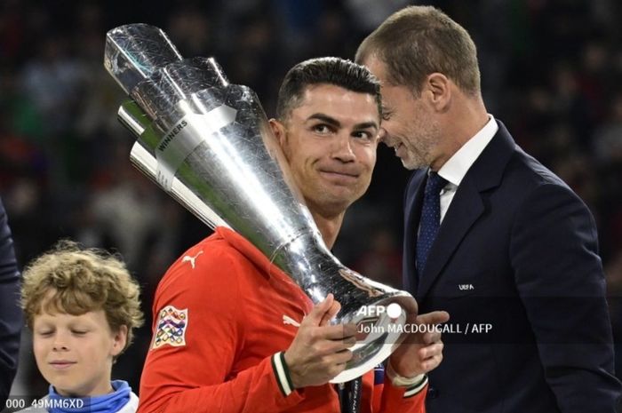Cristiano Ronaldo mengangkat trofi UEFA Nations League 2025.