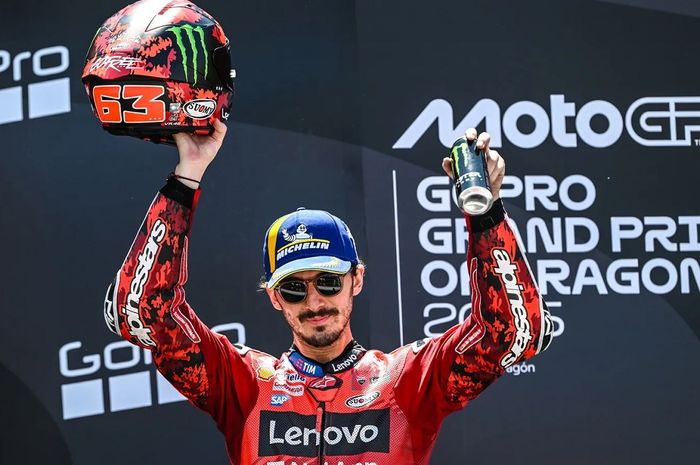 Pembalap Ducati Lenovo, Francesco Bagnaia, berada di podium setelah finis ketiga pada balapan seri kedelapan MotoGP Aragon di Motorland Aragon, Alcaniz, Spanyol, 8 Juni 2025.
