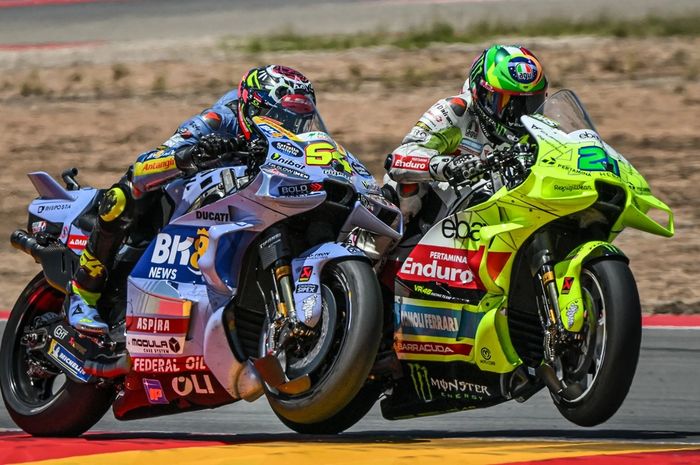 Murid Valentino Rossi, Franco Morbidelli saat meladeni duel sengit lawan Fermin Aldeguer pada balapan utama MotoGP Aragon 2025 (8/6/2025).