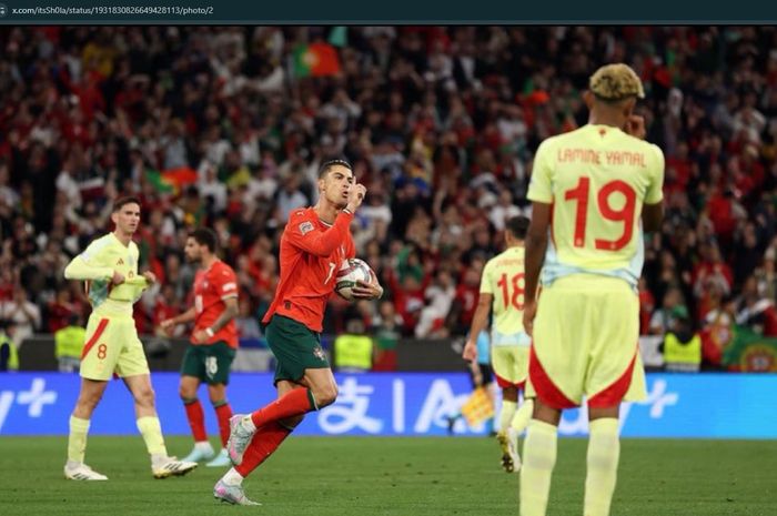 Kapten Timnas Portugal Cristiano Ronaldo selebrasi gol di depan Lamine Yamal yang diam membeku. Portugal akhirnya menang adu penalti 5-3 atas Spanyol dalam final UEFA Nations League di Munich, Jerman, Senin (9/6/2025) dini hari WIB. 