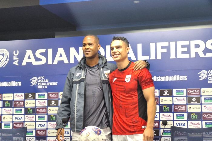 Pelatih timnas Indonesia, Patrick Kluivert dan pemain Joey Pelupessy, saat memberikan keterangan kepada media jelang melawan Jepang, Senin (9/6/2025).
