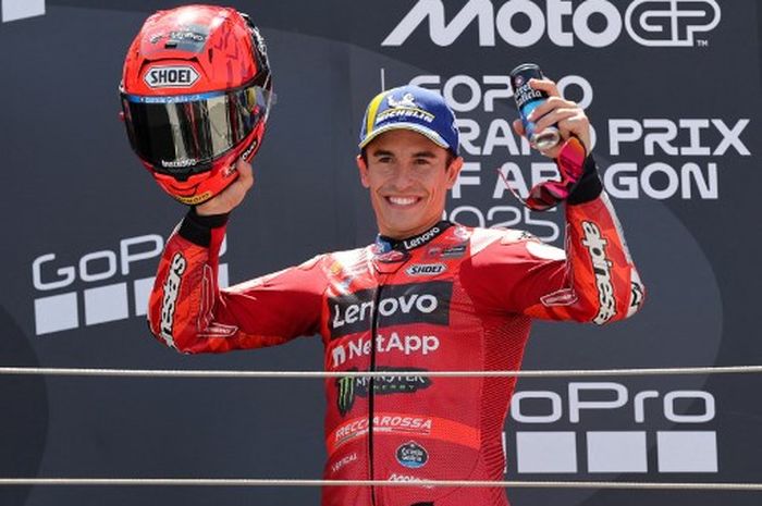 Pembalap Ducati Lenovo, Marc Marquez, merayakan podium pertama MotoGP Aragon di Motorland Aragon, Minggu (8/6/2025).