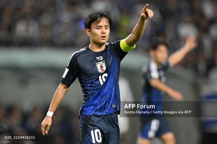 Bintang Timnas Jepang, Takefusa Kubo, mengenakan ban kapten dalam pertandingan melawan Timnas Indonesia.