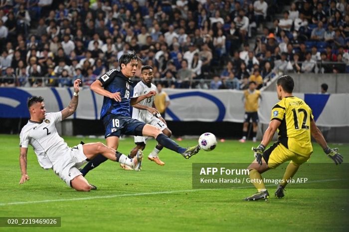 Bomber Timnas Jepang, Shuto Machino, mencetak gol kelima bagi timnya dalam pertandingan melawan Timnas Indonesia.