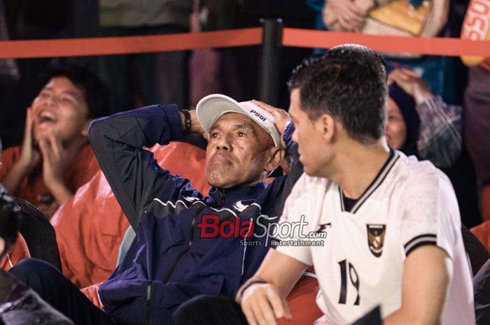 Kepala Pemandu Bakat Timnas Indonesia, Simon Tahamata, sempat memegangi kepala saat menonton Timnas Indonesia melawan Jepang.