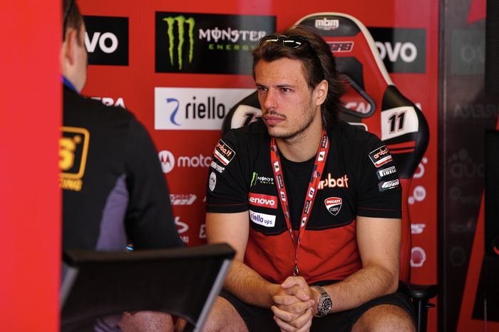 Pembalap Aruba.it Ducati, Nicolo Bulega, saat menjalani tes tengah musim WorldSBK 2025 di Sirkuit Misano, Rimini, Italia, 28 Mei 2025.