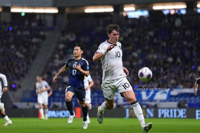 Ole Romeny saat menguasai bola dalam laga Timnas Indonesia Vs Jepang di laga terakhir Grup C Kualifikasi Piala Dunia 2026 Zona Asia, di Suita City Football Stadium, Selasa (10/6/2025).