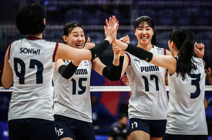 Pemain timnas voli putri Korea Selatan, dari kiri; Kang So-hwi, Lee Seon-woo, Jung Ho-young, dan Kim Da-in pada laga kontra Amerika Serikat pada VNL 2025 di Beijing, China, Minggu, 8 Juni 2025