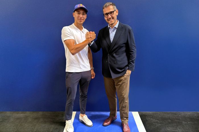 Toprak Razgatlioglu berpose bersama Managing Director Yamaha Motor Racing, Paolo Pavesio. Juara Dunia WorldSBK dua kali itu akan bergabung dengan Prima Pramac Yamaha pada MotoGP 2026.