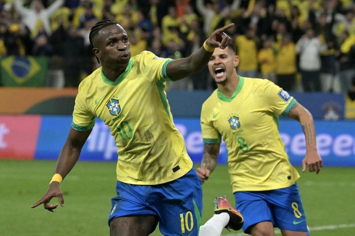 Vinicius Junior merayakan gol untuk timnas Brasil ke gawang Paraguay pada duel Kualifikasi Piala Dunia 2026 di Sao Paulo (10/6/2025). Brasil lolos ke putaran final menyusul Argentina dari Zona Amerika Selatan.