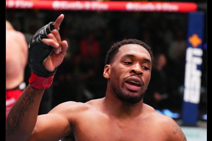 Jagoan asal Amerika Serikat, Mansur Abdul-Malik saat merayakan kemenangannya atas Dusko Todorovic pada UFC Vegas 100 (10/11/2024).