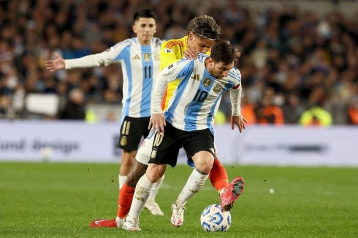 Aksi Lionel Messi saat mengahdapi Kolombia pada lanjutan Kualifikasi Piala Dunia 2026 zona CONMEBOL.