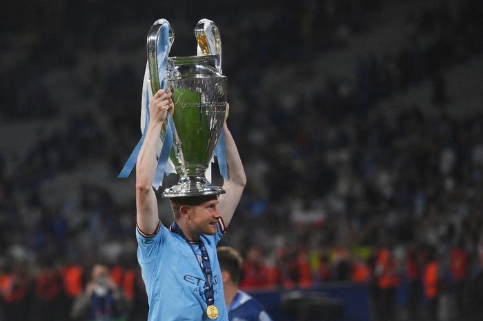 Kevin De Bruyne berpose dengan trofi Liga Champions setelah Man City kalahkan Inter Milan pada final di Istanbul (10/6/2023). Mulai dibandingkan dengan Cristiano Ronaldo, De Bruyne resmi gabung Napoli pada bursa transfer musim panas 2025.