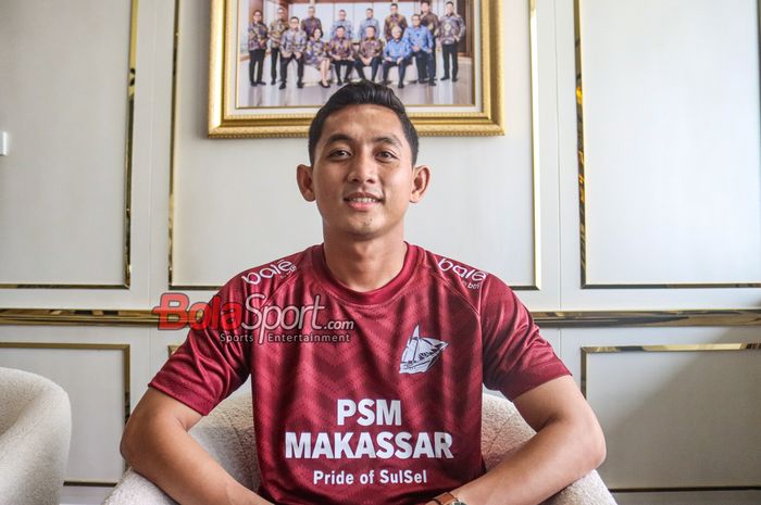 Kiper Timnas Indonesia sekaligus PSM Makassar, Reza Arya, saat ditemui di kawasan Gambir, Jakarta, Kamis (12/6/2025).