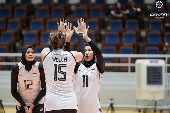 Ersandrina Devega Salsabilah melakukan tos dengan Yolla Yuliana pada AVC Nations Cup 2025