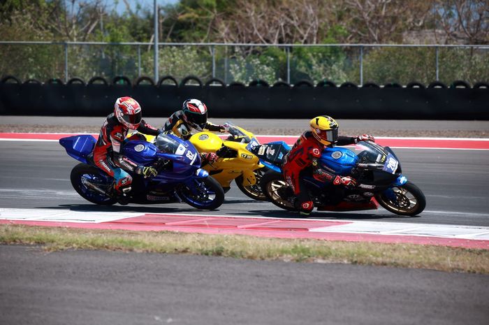 Para pembalap melakukan manuver saat mengikuti Yamaha Sunday Race di Sirkuit Mandalika, Lombok, Nusa Tenggara Barat.