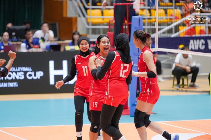 (Ki-Ka) Ersandrina Devega Salsabila, Tisya Amallya Putri, Ajeng Viona, dan Shella Bernadetha Onna saat memperkuat timnas Indonesia dalam laga kontra Mongolia pada fase grup AVC Nations Cup 2025 di Hanoi, Vietnam, 11 Juni 2025.