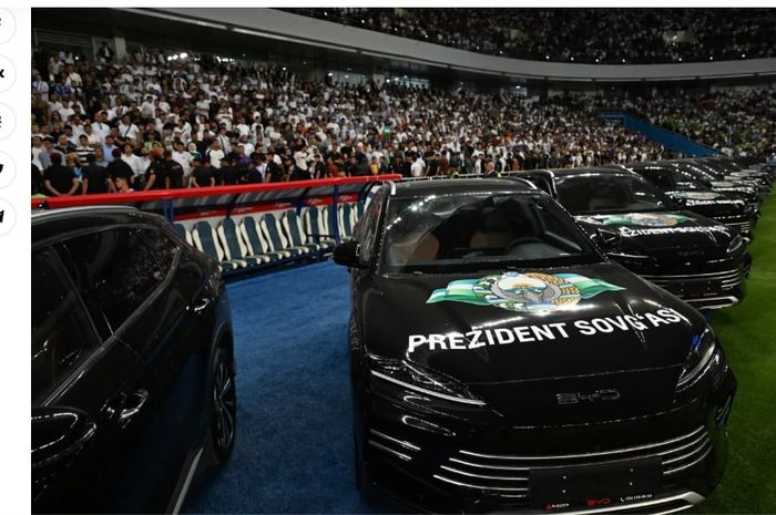 Skuad timnas Uzbekistan mendapatkan hadiah mobil listrik dari Presiden Shavkat Mirziyoyev setelah lolos ke Piala Dunia 2026 yang menjadi debut mereka di turnamen akbar itu.