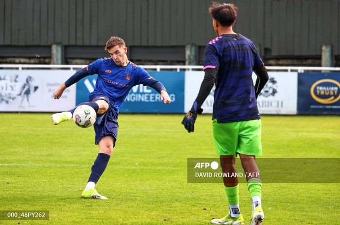 Pemain Auckland City, Angus Kilkolly (kiri), menendang bola dalam sesi latihan.