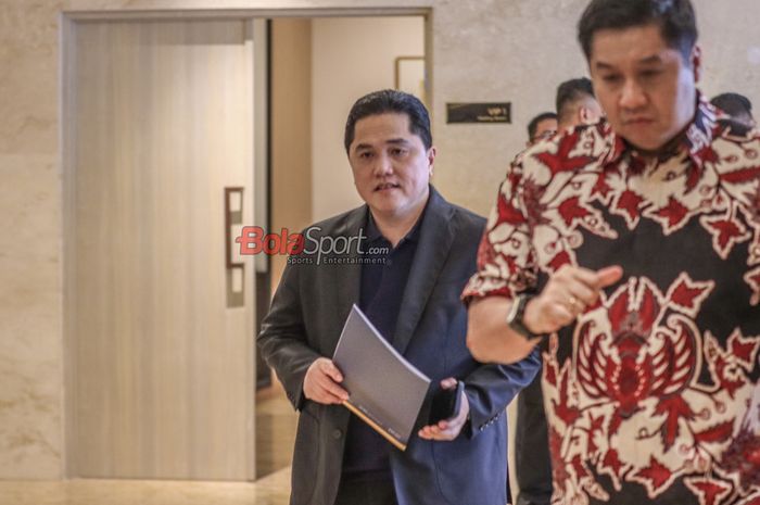 Ketua Umum PSSI, Erick Thohir (kiri), saat ditemui di Menara Danareksa, Gambir, Jakarta, Jumat (13/6/2025).
