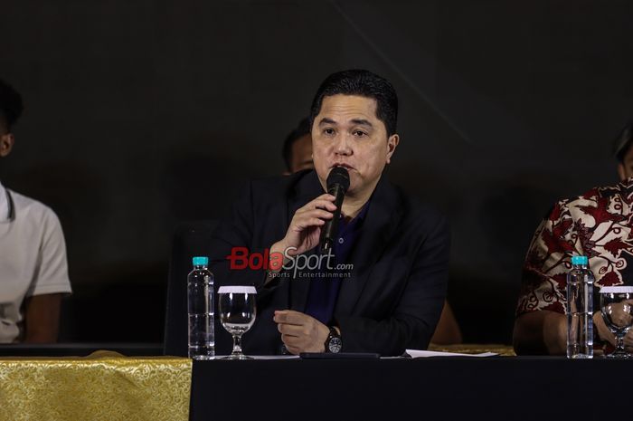 Ketua Umum PSSI, Erick Thohir, sedang memberikan keterangan kepada awak media di Menara Danareksa, Gambir, Jakarta, Jumat (13/6/2025).