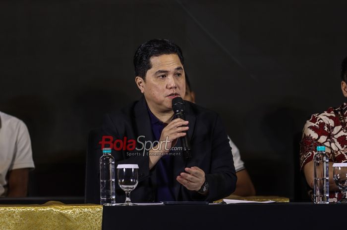 Ketua Umum PSSI, Erick Thohir, sedang memberikan keterangan kepada awak media di Menara Danareksa, Gambir, Jakarta, Jumat (13/6/2025).
