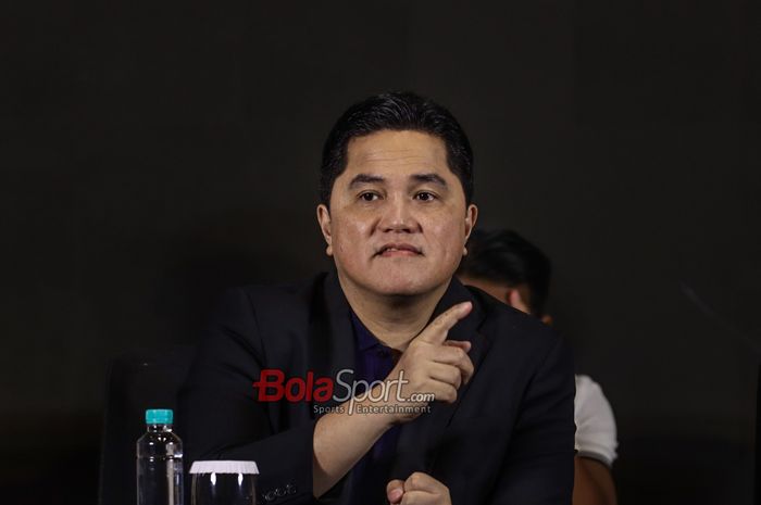 Ketua Umum PSSI, Erick Thohir, sedang memberikan keterangan kepada awak media di Menara Danareksa, Gambir, Jakarta, Jumat (13/6/2025).