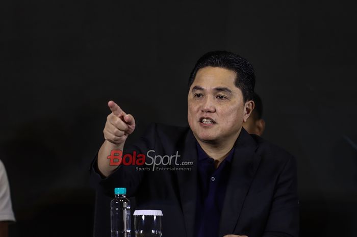 Ketua Umum PSSI, Erick Thohir, sedang memberikan keterangan kepada awak media di Menara Danareksa, Gambir, Jakarta, Jumat (13/6/2025).