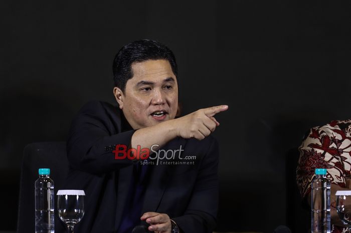 Ketua Umum PSSI, Erick Thohir, sedang memberikan keterangan kepada awak media di Menara Danareksa, Gambir, Jakarta, Jumat (13/6/2025).