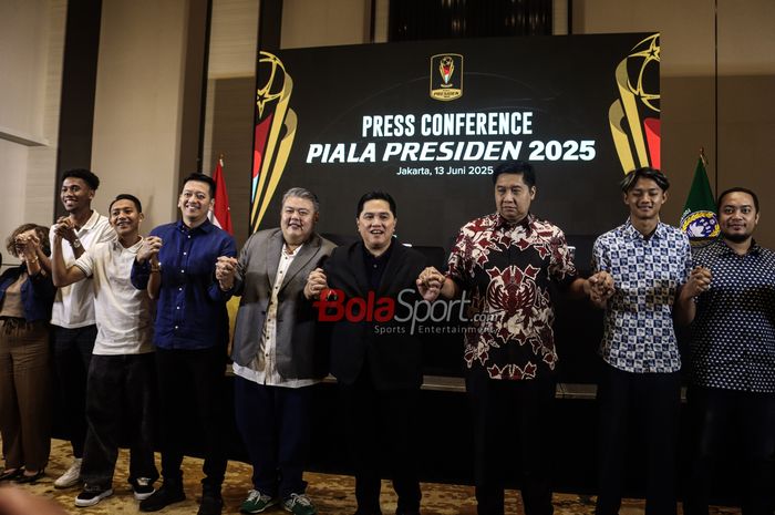 Ketua Steering Commitee Piala Presiden 2025 Maruarar Sirait (ketiga dari kanan) mengusulkan agar gelaran Piala Presiden 2025 bisa dipimpin wasit asing dalam konferensi persi Piala Presiden 2025, di Menara Danareksa, Jakarta, Jumat (13/6/2025).