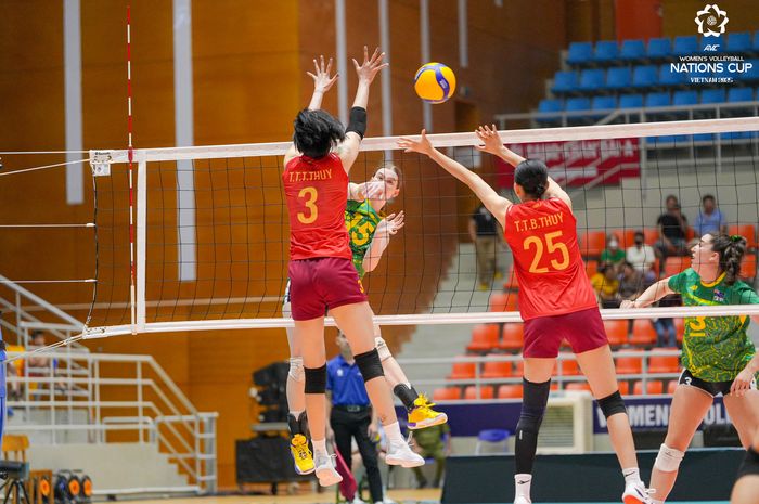 Aksi pemain Vietnam Tranh Thi Thanh Thuy (kiri) dan Tranh Thi Bich Thuy saat melawan Australia pada AVC Nations Cup 2025