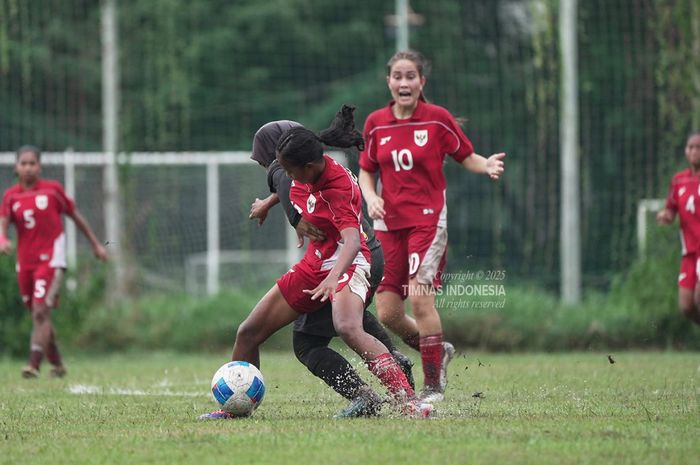 Suasana laga terakhir Grup B ASEAN U-19 Women's Girl Championship 2025 antara Timnas U-19 Indonesia vs Malaysia di HFF Stadium, Ho Chi Minh, Jumat (13/6/2025)
