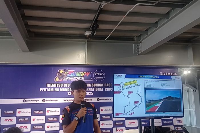 Pembalap muda Yamaha Indonesia, Wahyu Nugroho, memberikan analisa tiap sudut Sirkuit Mandalika di sela Blu Cru Yamaha Sunday Race 2025 di Lombok, Nusa Tenggara Barat.