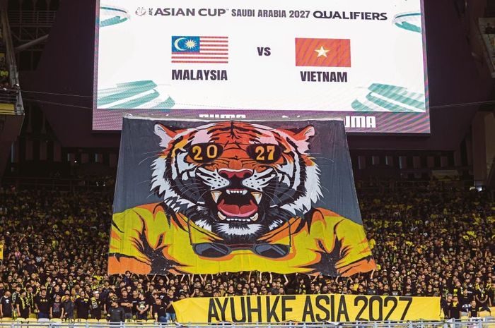 Dukungan dari suporter Ultras Malaya saat pertandingan antara Timnas Malaysia melawan Timnas Vietnam di Stadion Nasional Bukit Jalil, Kuala Lumpur, Selasa (10/6/2025).