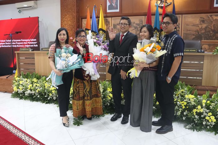 Presiden Persija, Mohamad Prapanca, sedang berfoto dengan sang istri bernama Nina Silvana yang baru saja lulus sidang Program Doktor Ilmu Hukum Universitas Pancasila