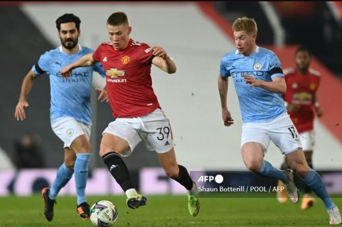 Kevin De Bruyne (kanan) saat berduel dengan Scott McTominay pada derbi Man City vs Man Uniited. Kini De Bruyne akan menciptakan duet impian dengan McTominay di Napoli.