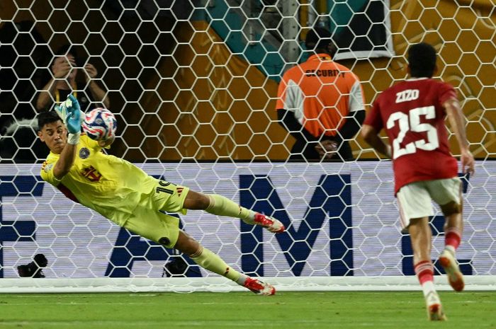Kiper Inter Miami, Oscar Ustari, menggagalkan penalti Al Ahly dalam laga Grup A Piala Dunia Klub 2025, Minggu (15/6/2025) WIB di Miami.