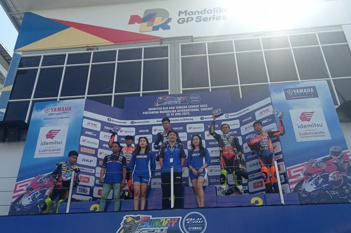 Podium Race 2 kategori R15 Pro pada Yamaha Sunday Race 2025 di Sirkuit Mandalika, Nusa Tenggara Barat, Minggu (15/6/2025).