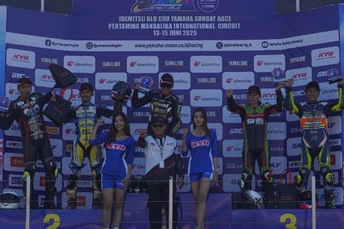 Podium Race 1 kategori R25 Pro pada Yamaha Sunday Race 2025 di Sirkuit Mandalika, Nusa Tenggara Barat, Sabtu (14/6/2025).