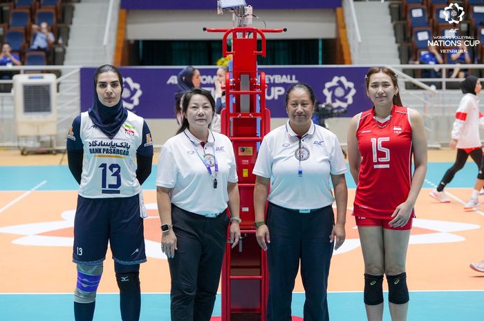 Kapten timnas voli Iran, Negin Shirtari Foumani berpose sebelum laga bersama kapten timnas voli Indonesia, Yolla Yuliana pada AVC Nations Cup 2025