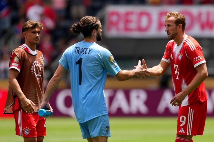 Kiper Auckland City, Conor Tracey, bersalaman dengan bomber Bayern Muenchen, Harry Kane, usai bertanding di Piala Dunia Klub 2025, Minggu (15/6/2025) di Cincinnati.
